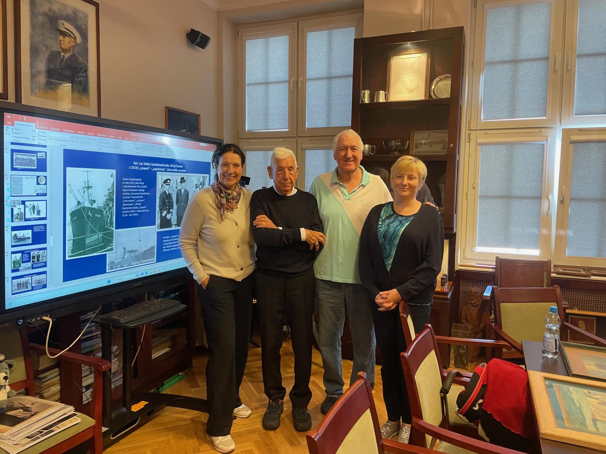 Tadeusz Ciundziewicki w Sali Tradycji UMG z c&oacute;rką i mieszkającym w USA naszym absolwentem Wydziału Elektrycznego z 1988 roku Andrzejem Niemczykiem