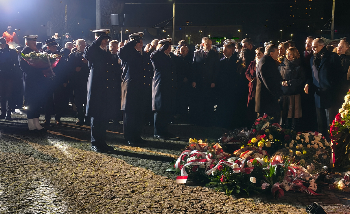 Złożenie kwiat&oacute;w pod pomnikiem Ofiar Grudnia 1970