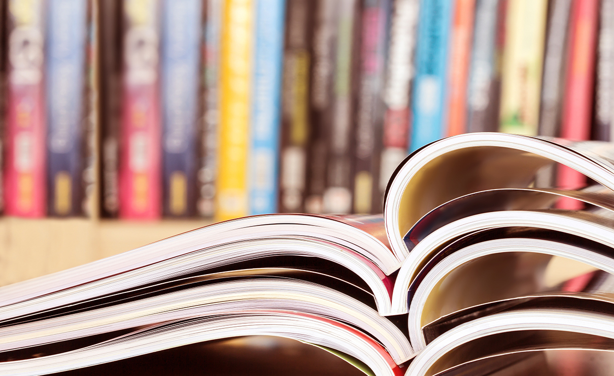 Otwarte publikacje leżące na stole