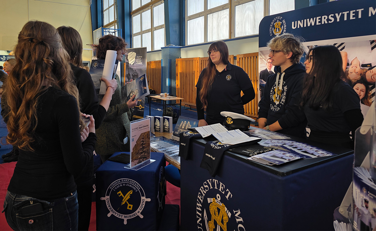 zdjęcie przedstawia stoisko Uniwersytetu Morskiego w Gdyni