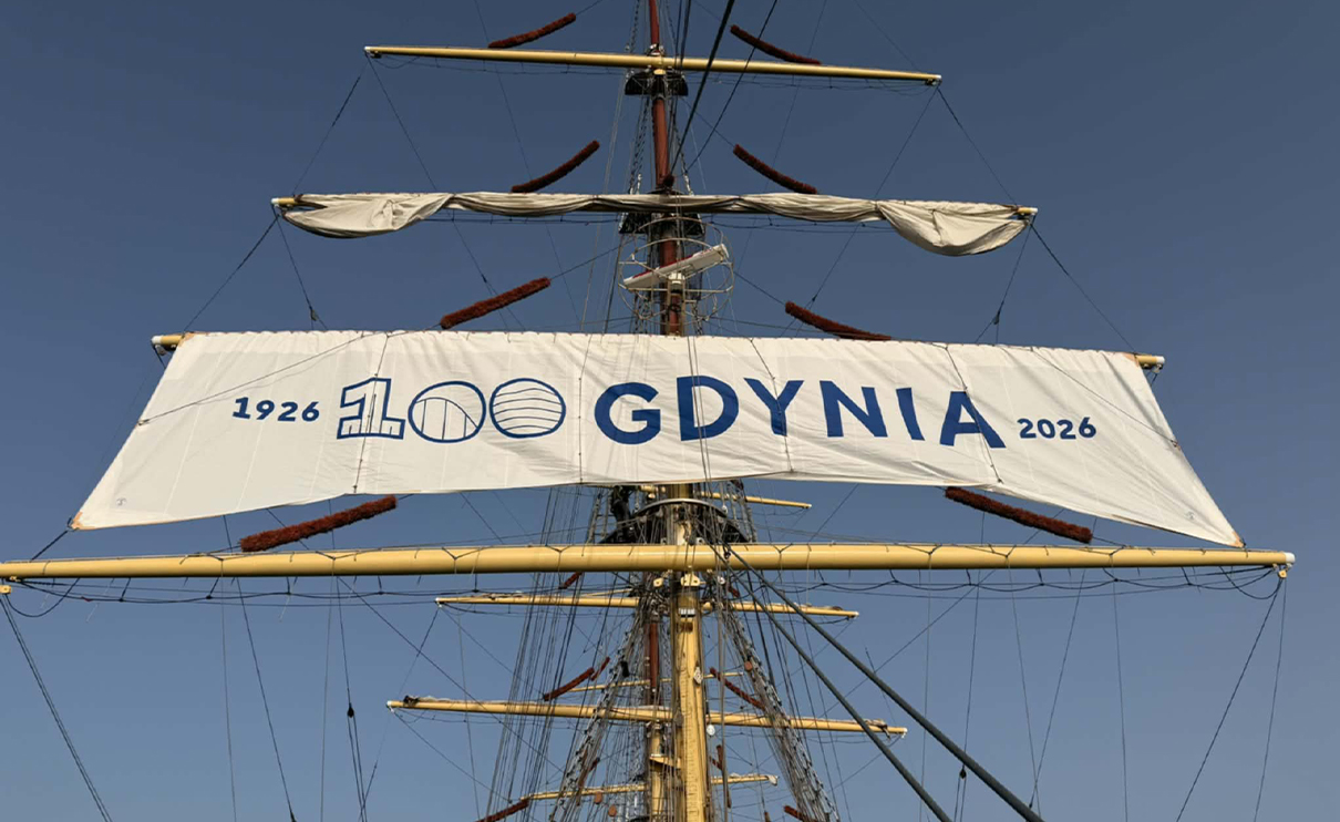 Żagiel stulecia na maszcie Daru Młodzieży