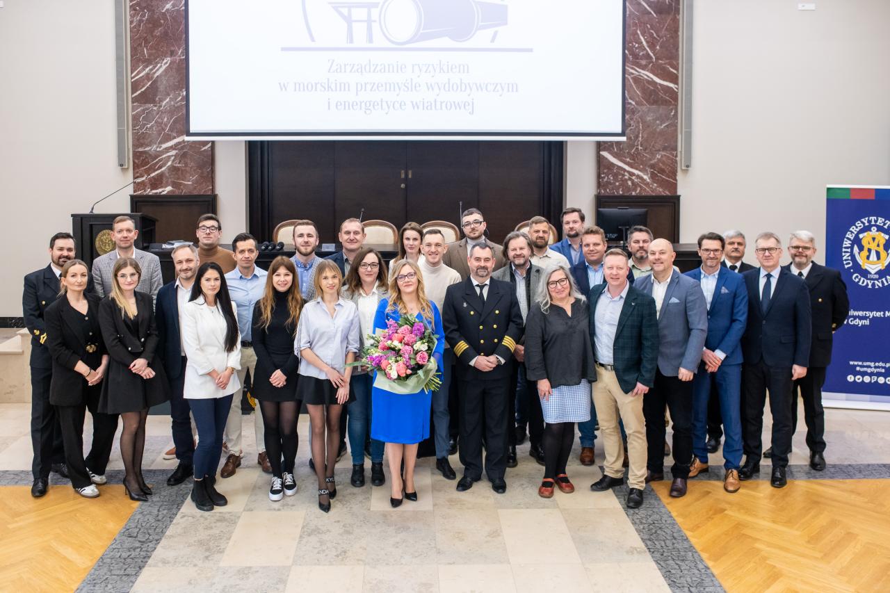 Absolwenci i wykładowcy studi&oacute;w podyplomowych oraz przedstawiciele Władz UMG. fot. Maciej Czarniak