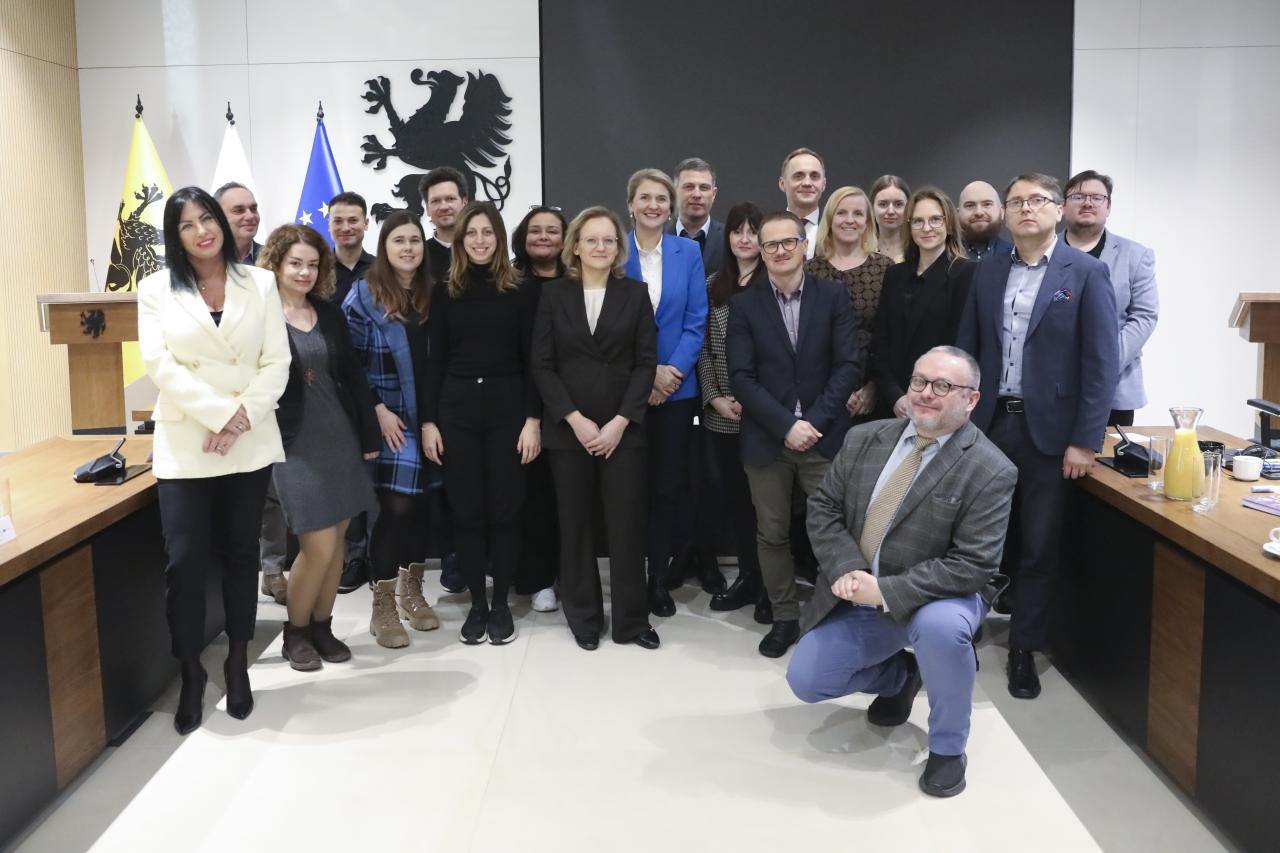 Spotkanie inauguracyjne - Transformacja energetyczna port&oacute;w morskich: Uniwersytet Morski w Gdyni partnerem projektu DeCoInter realizowanego w ramach programu Interreg Południowy Bałtyk na lata 2021-2027