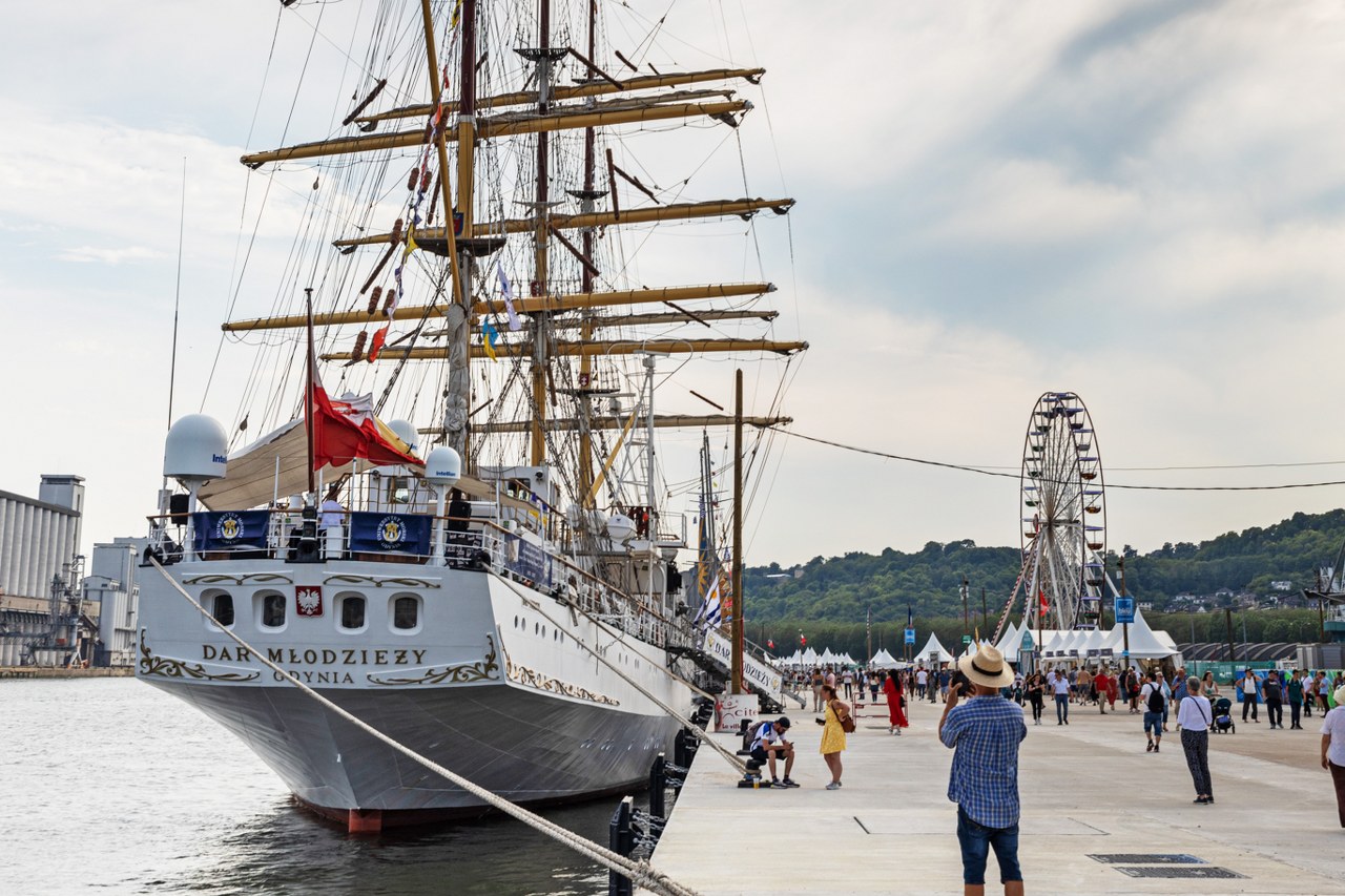 \"Dar Młodzieży\" atrakcją największego zlotu żaglowc&oacute;w na świecie