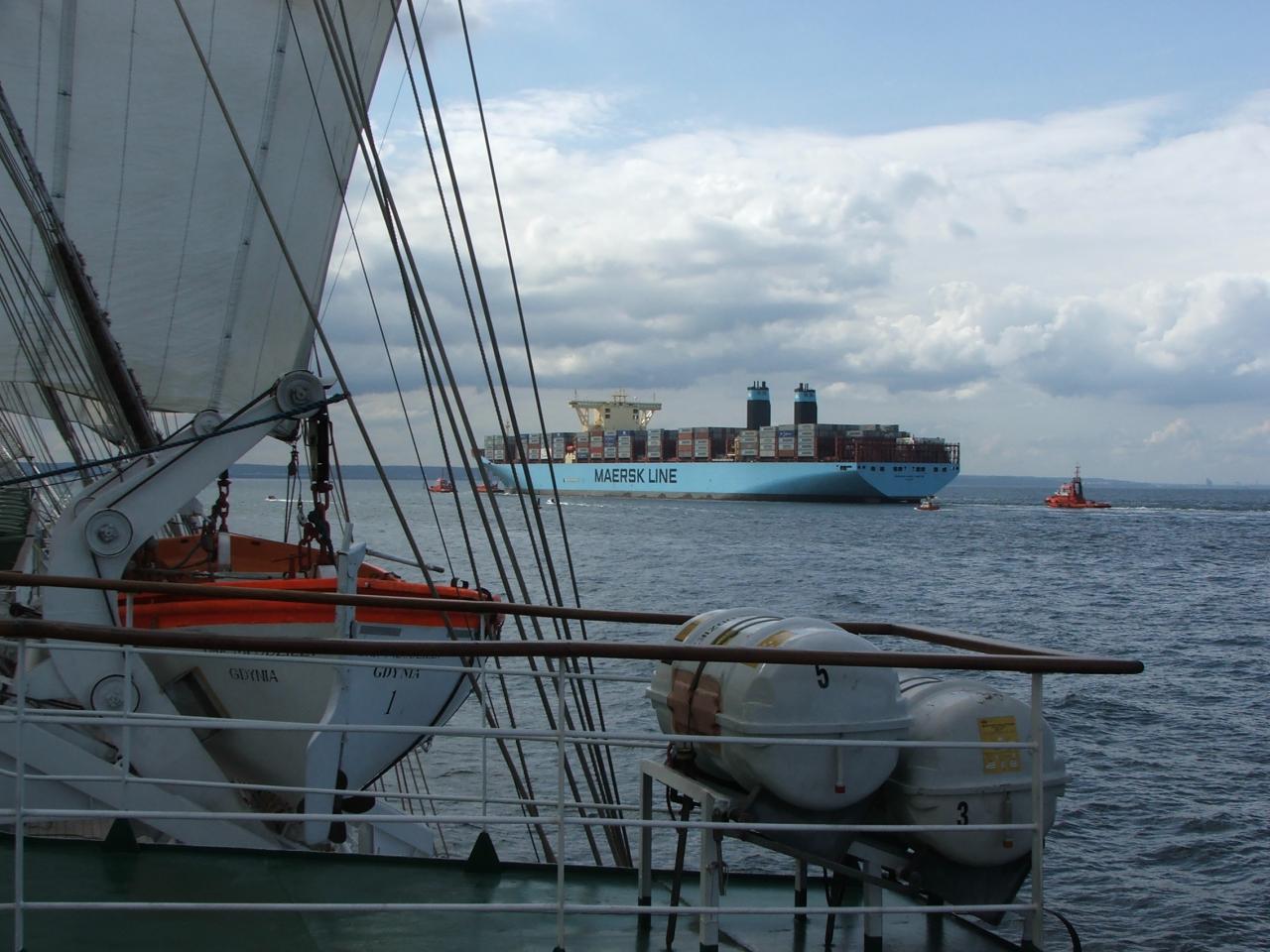 \"Maersk Mc-Kinney Moller\" z pokładu \"Daru Młodzieży\"