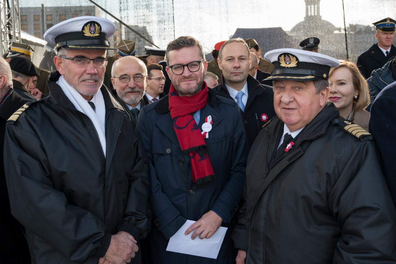 Na zdjęciu wsp&oacute;lnie z wiceministrem Gospodarki Morskiej i Żeglugi śr&oacute;dlądowej Grzegorzem Witkowskim i prezesem Zarządu PRS Andrzejem Madejskim