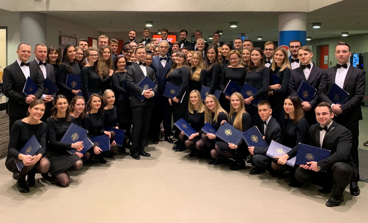 Ch&oacute;r UMG z Andreą Bocellim 