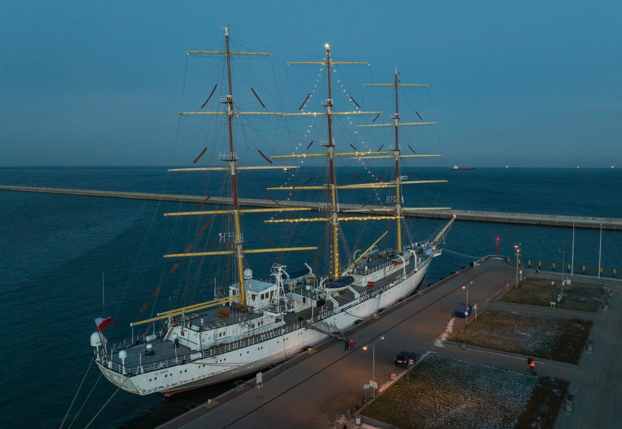 Świetlna choinka na \"Darze Młodzieży\"