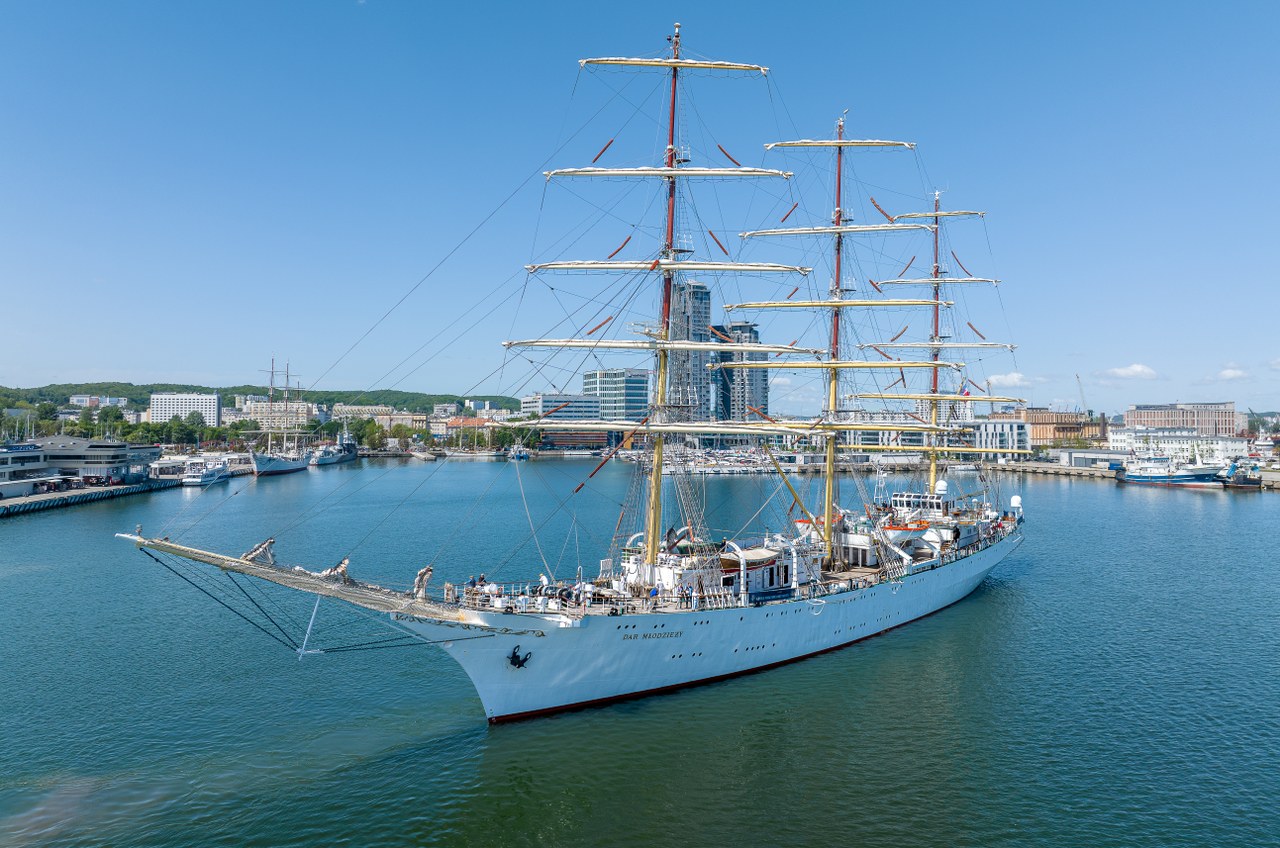 &bdquo;Dar Młodzieży&rdquo; wypłynął ku r&oacute;wnikowi