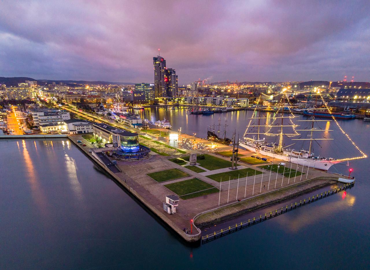 Najwyższa choinka w Tr&oacute;jmieście rozbłysła na &bdquo;Darze Młodzieży&rdquo; 