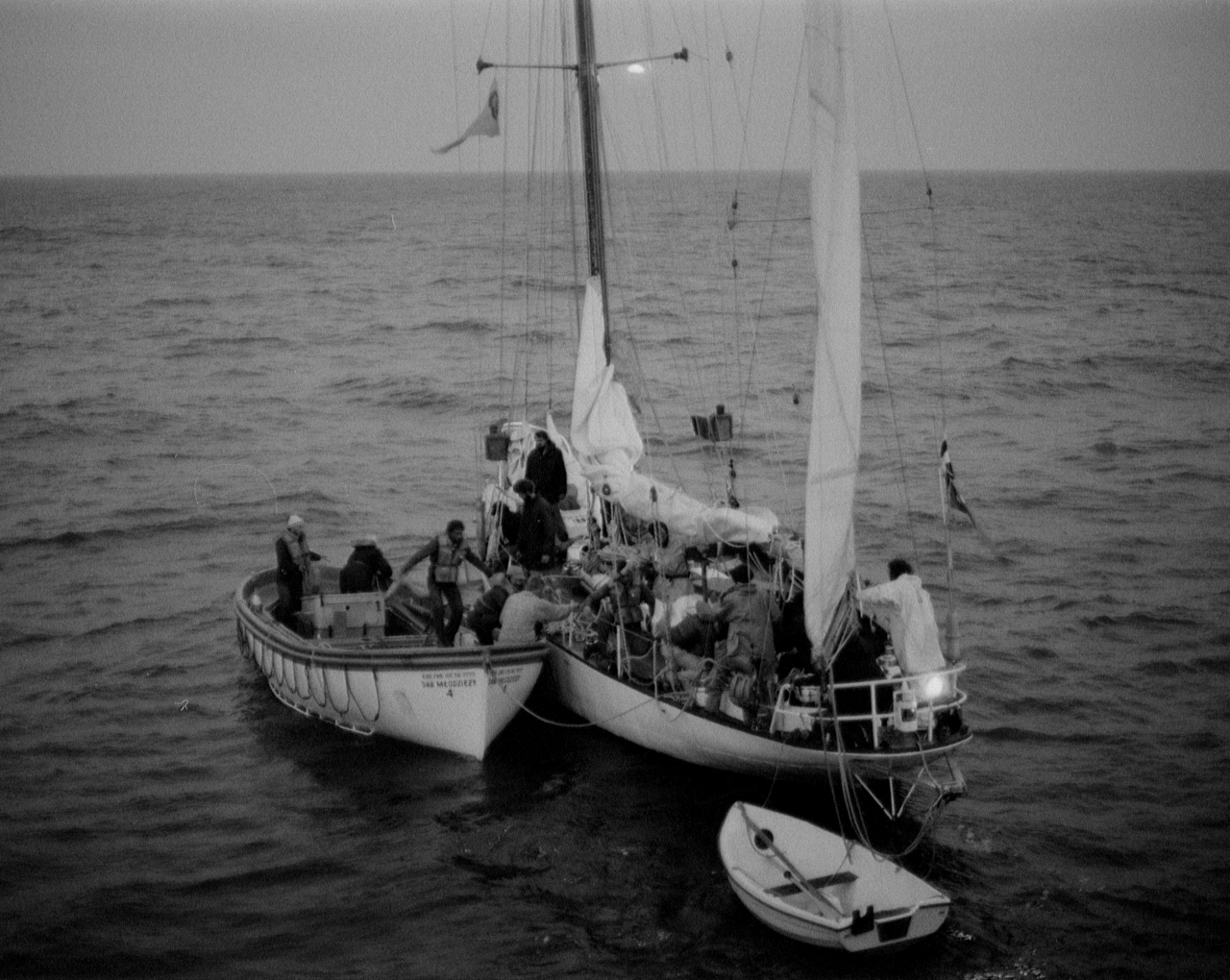 Szalupa z \"Daru Młodzieży\" przy burcie jachtu \"Peter von Danzig\"