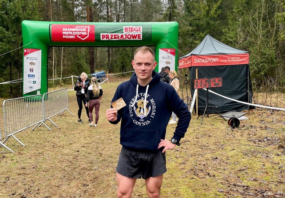 W dniu 01 kwietnia 2023 roku w Supraślu odbyły się Akademickie Mistrzostwa Polski w Biegach Przełajowych, w kt&oacute;rych wziął udział dr inż. Kamil Formela &ndash; pracownik Wydziału Nawigacyjnego UMG. Dr inż. Kamil Formela pobiegł na dystansie 9 km, zajmując w kategorii OPEN 94 miejsce, a w klasyfikacji Uczelni Społeczno-Przyrodniczych 22 miejsce.