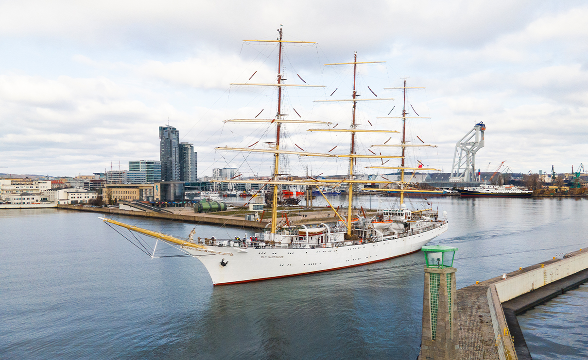 \"Dar Młodzieży\" rozpoczął nowy sezon. Statek wyruszył do Antwerpii