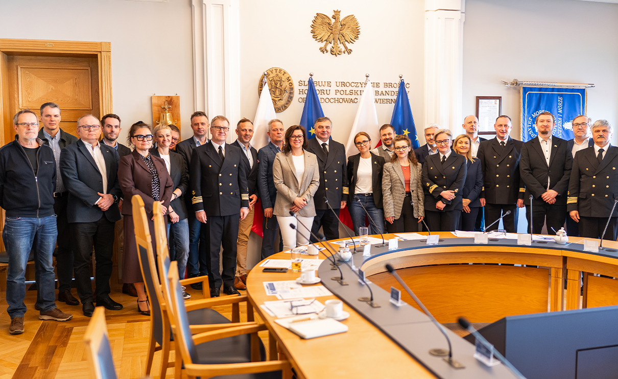 Zdjęcie grupowe w sali Senatu UMG