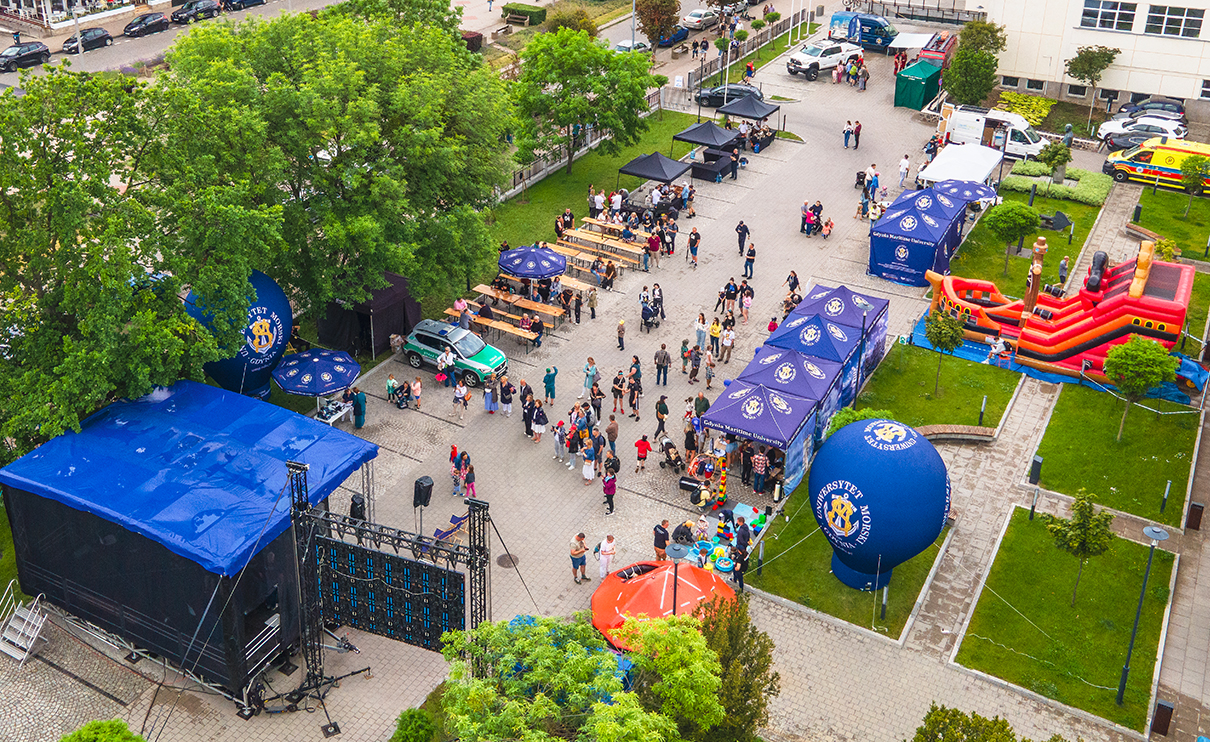 Morski Festiwal Nauki 2025 - Dziedziniec Wydziału Nawigacyjnego