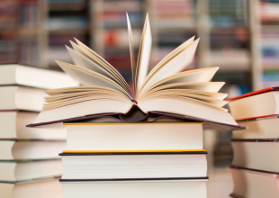 Książki leżące na blacie