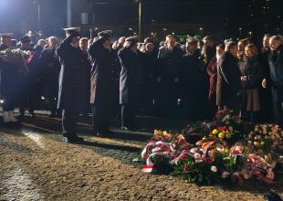 Złożenie kwiat&oacute;w pod pomnikiem Ofiar Grudnia 1970