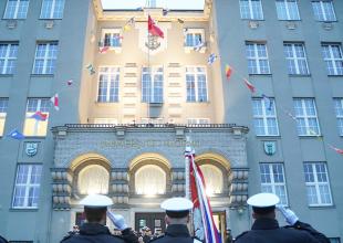 Podniesienie bandery na budynku UMG