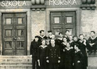 Przed gł&oacute;wny wejściem do Szkoły, lata 50.