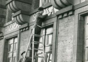 Wyższa Szkoła Morska, zmiana napisu na budynku Szkoły, rok 1969. 