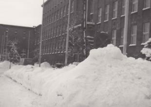 Sroga zima, budynek gł&oacute;wny uczelni, 1978/1979.
