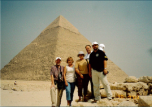 2003_AGA-4_Egipt_od lewej Rektor AMG prof. J&oacute;zef Lisowski z żoną, prof. Bogumił Łączyński z żoną oraz prof. Adam Weintrit