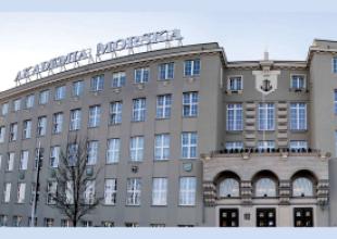 Uczelnia zmienia nazwę na Akademia Morska w Gdyni, 2001 rok.