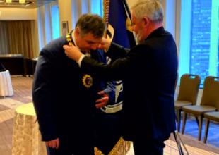 Prof. Glenn Blackwood przekazuje insygnia władzy nowemu przewodniczącemu Stowarzyszenia IAMU prof. Adamowi Weintritowi, rektorowi Uniwersytetu Morskiego w Gdyni. 14.02.2023, Tokio