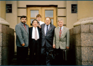 2005_od prawej prof. Władimir Łoginowski, prof. Bogumił Łączyński, Hishashi Yamamoto, prof. Adam Weintrit przed wejściem do uczelni w Leningradzie