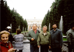 2005_Spotkanie grupy roboczej IAMU w Leningradzie_Na zdjęciu prof. Bogumił łączyński, prof. Adam Weintrit oraz z uczelni w Leningradzie prof. Władimir Łoginowski_Peterhof