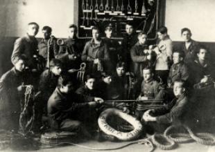 W pracowni rob&oacute;t linowych, SM w Tczewie, lata 20. 