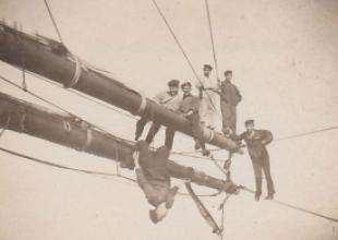 Uczniowie SM w Tczewie pozują na rejach dolnego i g&oacute;rnego marsla &bdquo;Lwowa&rdquo;, lata 20.