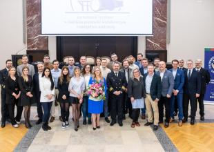 Absolwenci i wykładowcy studi&oacute;w podyplomowych oraz przedstawiciele Władz UMG. fot. Maciej Czarniak