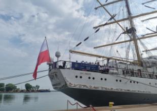 Podniesienie bandery na \"Darze Młodzieży\" dla uczczenia 40-lecia w służbie morzu białej fregaty