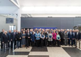 Zdjęcie grupowe z zebrania Komitetu Honorowego Obchod&oacute;w 100-lecia Gdyni