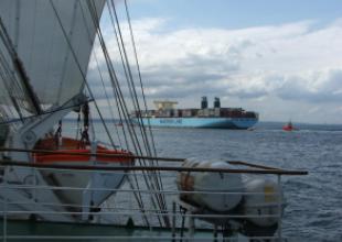 \"Maersk Mc-Kinney Moller\" z pokładu \"Daru Młodzieży\"