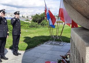 Przedstawiciele UMG salutujący przy pomniku Josepha Conrada Korzeniowskiego