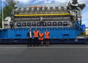 Studenci z przedstawicielem Rolls Royce&rsquo;a przed największym silnikiem Rolls Royce&rsquo;a 