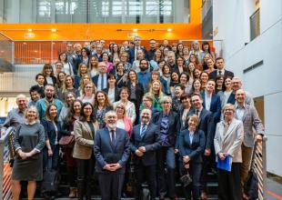 Zdjęcie grupowe. Alma w FarU - relacja z drugiego dnia spotkania. Fot. M. Jakubowski/Zesp&oacute;ł Prasowy UG