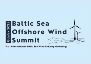 Plansza z tytułem konferencji Szczyt Morskiej Energetyki Wiatrowej Morza Bałtyckiego 2025
