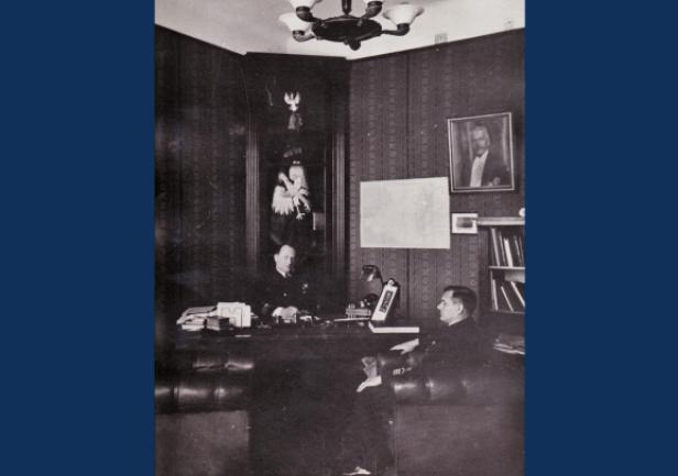  Dyrektor PSM w Gdyni kmdr Władysław Kosianowski (z lewej) w gabinecie z inspektorem Szkoły kpt. ż.w. Stanisławem Koską