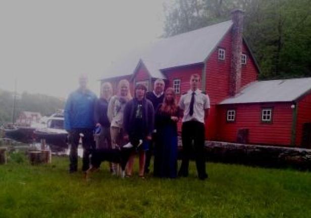 Wsp&oacute;lne zdjęcie przed młynem