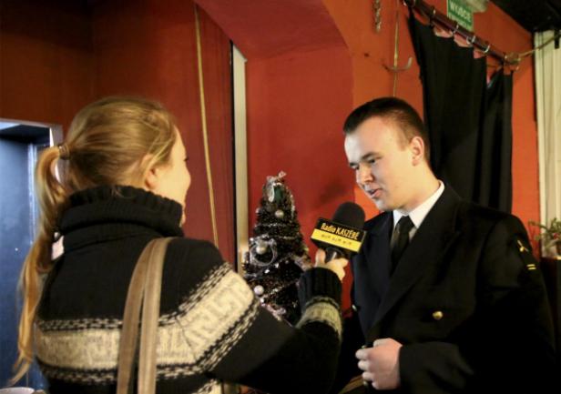 Student Wydziału Mechanicznego opowiadający o wiatrowskazie, fot. Magdalena Bergańska