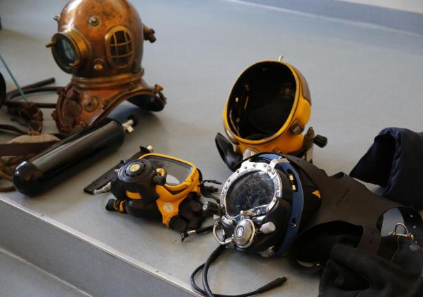 Prace podwodne, czyli prezentacja wybranego sprzętu nurkowego.