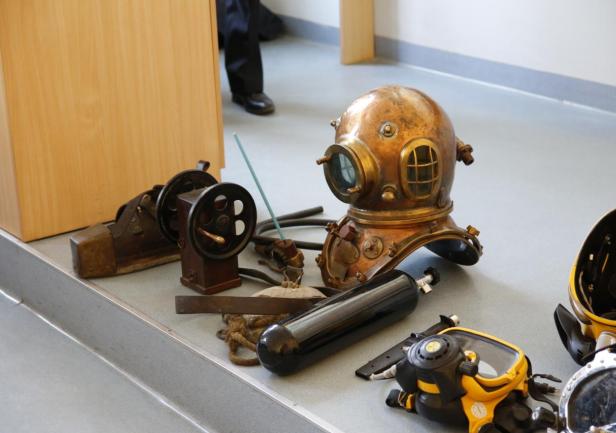 Prace podwodne, czyli prezentacja wybranego sprzętu nurkowego.