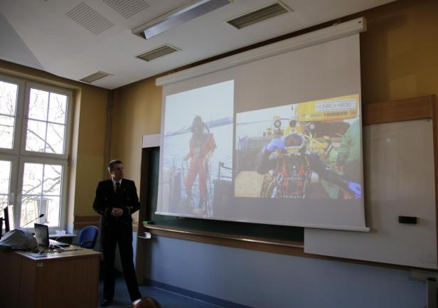 Prace podwodne, czyli prezentacja wybranego sprzętu nurkowego.