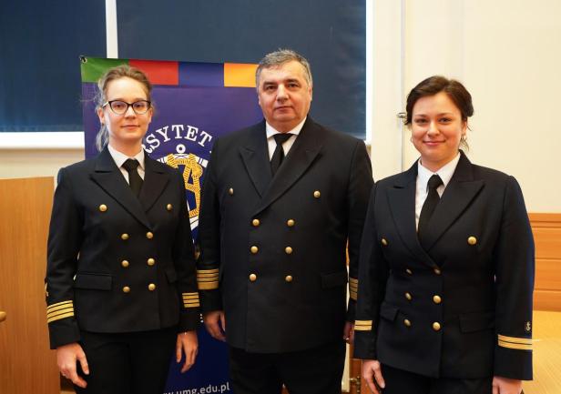 JM Rektor UMG, prof. dr. hab. inż. kpt. ż.w. Adam Weintrit, Pani Zofia Olchowy - II oficer na \"Darze Młodzieży\", Aleksandra Marcinkowska - intendent na \"Darze Młodzieży\"