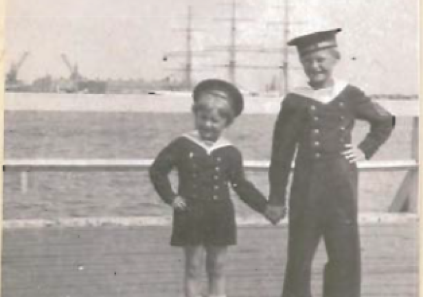 Barbara Kosianowska (z lewej) z bratem Andrzejem w przedwojennej Gdyni; z materiał&oacute;w nadesłanych do Sali Tradycji przez B. Kosianowską-Berner