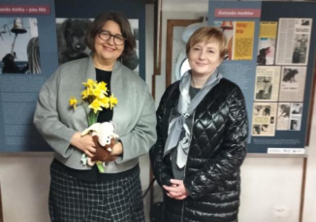 Kurator wystawy, kustosz \"Daru Pomorza\" Arleta Gałązka (z lewej) i Joanna  Stasiak z Sali Tradycji UMG. Fot. Ewa Kudela