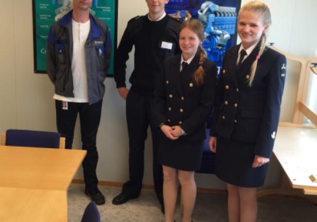 Studenci Akademii Morskiej wraz z przedstawicielem Rolls Royce&rsquo;a